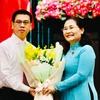 Chủ tịch Hội đồng Nhân dân Thành phố Hồ Chí Minh Nguyễn Thị Lệ tặng hoa chúc mừng ông Nguyễn Văn Dũng. (Nguồn: hcmcpv.org.vn)