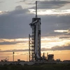Tên lửa đẩy Falcon 9 mang theo tàu vũ trụ Crew Dragon của Tập đoàn SpaceX trên bệ phóng tại trung tâm vũ trụ Kennedy ở Florida, Mỹ ngày 19/4. (Nguồn: NASA)