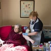 Nhân viên y tế tiêm vaccine ngừa COVID-19 của AstraZeneca cho người dân tại Hasland, Anh. (Ảnh: AFP/TTXVN)