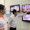 Ông Dương Anh Đức, Phó Chủ tịch UBND Thành phố Hồ Chí Minh, kiểm tra việc tổ chức hoạt động cách ly có thu phí cho người nhập cảnh thông qua hệ thống camera giám sát tại khách sạn Norfolk (Quận 1). (Ảnh: Đinh Hằng/TTXVN)