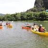 Du khách trải nghiệm chèo thuyền kayak tại Tràng An. (Ảnh: Đức Phương/TTXVN)