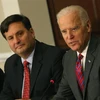 Chánh văn phòng Nhà Trắng Ron Klain (trái) và Tổng thống Mỹ Joe Biden (phải) tại một cuộc họp ở Washington, DC, Mỹ . (Ảnh: AFP/TTXVN)