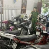 Lực lượng công an phát hiện gần 100 xe môtô cầm cố không có giấy tờ tại Cơ sở cầm đồ Tuấn. (Ảnh: TTXVN phát)