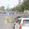 Cảnh sát phong tỏa một tuyến phố tại Phnom Penh, Campuchia, ngày 17/4, nhằm ngăn chặn sự lây lan của COVID-19. (Ảnh: THX/TTXVN)