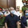 Bị cáo Nguyễn Thành Tài (trái) và bị cáo Dương Thị Bạch Diệp (phải) tại phiên tòa ngày 15/3. (Ảnh: Thanh Vũ/TTXVN)