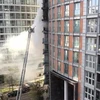 Lính cứu hỏa nỗ lực dập tắt đám cháy tại chung cư 19 tầng ở phía Đông thủ đô London, Anh. (Ảnh: RTE/TTXVN)
