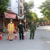 Các lực lượng chức năng tỉnh Hà Nam và Trung tâm Y tế huyện Kim Bảng lập 2 chốt phong tỏa tạm thời thị trấn Quế, huyện Kim Bảng. (Ảnh: Đại Nghĩa/TTXVN)