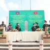Bộ Chỉ huy Bộ đội Biên phòng tỉnh Tây Ninh trao vật tư phòng dịch COVID-19 cho lực lượng quản lý, bảo vệ biên giới của Vương quốc Campuchia. (Nguồn: thanhnien.vn)