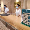 Khu nghỉ mát Furama Resort tăng cường biện pháp phòng chống dịch bằng các bảng khuyến cáo phòng dịch và nhân viên thực hiện đeo khẩu trang khi làm việc. (Ảnh: TTXVN phát)