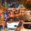 Mưa lớn gây ngập cục bộ trên phố Minh Khai, ảnh hưởng tới đi lại của người dân. (Ảnh: Thanh Tùng/TTXVN)