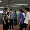 Chủ tịch UBND tỉnh Bắc Giang Lê Ánh Dương kiểm tra công tác phòng chống dịch COVID-19 tại Công ty TNHH Shin Young, Khu công nghiệp Vân Trung. (Ảnh: TTXVN phát)
