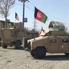 Lực lượng an ninh tập trung gần một địa điểm bị Taliban tấn công ở quận Sayeed Abad, tỉnh Wardak, Afghanistan. (Nguồn: Reuters)