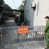 Lực lượng chức năng phong tỏa ngõ 83 đường Dục Nội (Đông Anh, Hà Nội) nơi ở của ca bệnh 2911. (Ảnh: Minh Đức/TTXVN)