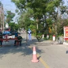 Lực lượng chức năng chốt chặn tại xã Phong Hòa, huyện Phong Điền, Thừa Thiên-Huế. (Ảnh: Tường Vi/TTXVN)