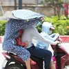 Người dân Hà Nội sẽ trải qua một ngày nắng nóng gay gắt. (Ảnh: TTXVN)
