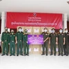 Đại diện Binh đoàn 11, Bộ Quốc phòng Việt Nam (bên trái) trao quà cho Bộ Quốc phòng Lào nhằm hỗ trợ phòng chống dịch COVID-19. (Ảnh: Thu Phương/TTXVN)