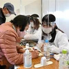 Người dân đăng ký tiêm vaccine ngừa COVID-19 tại Tokyo, Nhật Bản. (Ảnh: AFP/TTXVN)