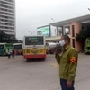 Các bến xe cử người nhắc người dân đeo khẩu trang khi vào bến. (Ảnh: Nguyễn Văn Cảnh/TTXVN)