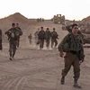 Binh sỹ và xe quân sự của Israel được triển khai tại khu vực biên giới với Dải Gaza ngày 16/8/2020. (Ảnh: AFP/TTXVN)