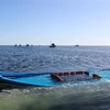 Một chiếc thuyền chở người di cư bị đắm ở ngoài khơi Tunisia. (Ảnh: AFP/TTXVN)