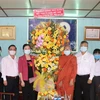 Đoàn đến thăm, chúc mừng Đại Lễ Phật đản năm 2021- Phật lịch 2565 tại Tịnh xá Ngọc Minh, quận Ninh Kiều, thành phố Cần Thơ. (Ảnh: Ngọc Thiện/TTXVN)