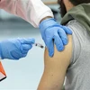 Tiêm vaccine phòng COVID-19 của hãng dược Moderna cho người dân tại New York, Mỹ. (Ảnh: AFP/TTXVN)