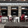 Một quán bar đóng cửa khi các biện pháp hạn chế được áp dụng nhằm ngăn dịch COVID-19 lây lan tại Sestriere, Italy. (Ảnh: AFP/TTXVN)