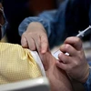 Nhân viên y tế tiêm vaccine phòng COVID-19 cho người dân tại Villejuif, Pháp. (Ảnh: AFP/TTXVN)