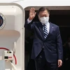 Tổng thống Hàn Quốc Moon Jae-in lên máy bay bắt đầu chuyến thăm Mỹ. (Ảnh: YONHAP/TTXVN)