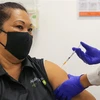 Tiêm chủng vaccine ngừa COVID-19 tại Sydney, Australia. (Ảnh: AFP/TTXVN)
