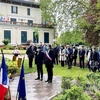 Lễ đặt hoa trước tượng Bác tại công viên Montreuil. (Ảnh: TTXVN phát)