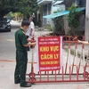 Lực lượng chức năng phong tỏa Khu dân cư tổ 16, phường Kỳ Bá, thành phố Thái Bình. (Ảnh: TTXVN phát)