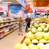 Người dân đến mua sắm trong siêu thị chủ động thực hiện biện pháp phòng chống dịch bệnh COVID-19. (Ảnh: Vũ Sinh/TTXVN)