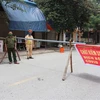 Lực lượng chức năng lập rào chăn chốt dịch tại thôn Kiều, xã Hiên Vân, huyện Tiên Du, tỉnh Bắc Ninh. (Ảnh: Thanh Thương/TTXVN)