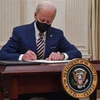 Tổng thống Mỹ Joe Biden ký sắc lệnh tại Nhà Trắng ở Washington DC. (Ảnh: AFP/TTXVN)