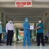 Giám đốc Bệnh viện phổi Đà Nẵng Lê Thành Phúc trao giấy chứng nhận xuất viện cho bệnh nhân. (Ảnh: Văn Dũng/TTXVN)