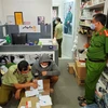 Lực lượng chức năng kiểm tra cửa hàng ở địa chỉ 65A Huỳnh Văn Bánh, quận Phú Nhuận. (Ảnh: Thành Chung/TTXVN)