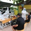Lực lượng y tế tiến hành lấy mẫu xét nghiệm tại Trường Phổ thông Dân tộc bán trú Tiểu học Phìn Hồ (xã Phìn Hồ, huyện Nậm Pồ, tỉnh Điện Biên). (Ảnh: TTXVN)