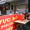 Cử tri tại khu vực bỏ phiếu số 5 - khu vực phong tỏa, cách ly y tế ở phố Hoàng Văn Thụ, phường Trần Phú, thành phố Hải Dương. (Ảnh: Mạnh Tú/TTXVN)