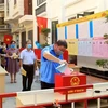 Hơn 60 cử tri tại ngõ 10 Phan Chu Trinh, phường Hoàng Văn Thụ, thành phố Hải Phòng bỏ phiếu bầu tại Tổ bầu cử số 2. (Ảnh: An Đăng/TTXVN)