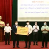 Đại diện Tập đoàn T&T Group trao tặng tượng trưng 1 triệu liều vaccine phòng COVID-19 cho đại diện lãnh đạo Bộ Y tế. (Nguồn: T&T Group)