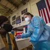 Nhân viên y tế tiêm vaccine phòng COVID-19 của Moderna cho người dân tại Central Falls, Rhode Island, Mỹ. (Ảnh: AFP/TTXVN)