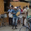 Người dân đeo khẩu trang xếp hàng mua bánh mỳ tại San Jose de las Lajas, Cuba. (Ảnh: AFP/TTXVN)