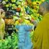 Các hòa thượng và chư tôn đức thực hiện nghi lễ tắm Phật đản sinh. (Ảnh: Minh Đức/TTXVN)