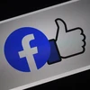 Biểu tượng của Facebook trên màn hình điện thoại thông minh. (Ảnh: AFP/TTXVN)