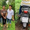 Đối tượng Nguyễn Bá Minh khi bị bắt cùng phương tiện dùng để bỏ trốn. (Ảnh: TTXVN phát)