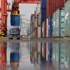 Bốc dỡ container hàng hóa tại cảng Đường Sơn, tỉnh Hà Bắc, Trung Quốc. (Ảnh: THX/TTXVN)