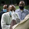 Nhân viên y tế chuẩn bị tiêm vaccine phòng COVID-19 cho người dân tại Rawalpindi, tỉnh Punjab, Pakistan. (Ảnh: THX/TTXVN)