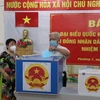 Cử tri bỏ phiếu tại Tổ bầu cử số 062, phường 7, quận Tân Bình, Thành phố Hồ Chí Minh. (Ảnh: Hồng Giang/TTXVN)