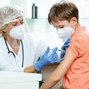 Trẻ em được tiêm vaccine phòng COVID-19. (Ảnh: AAP News/TTXVN)